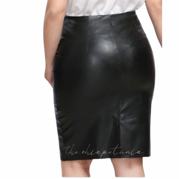 PLUS black vegan leather skirt - Picture 2 of 6